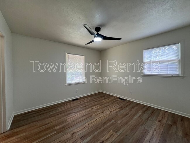 Building Photo - 1319 Camelot Dr