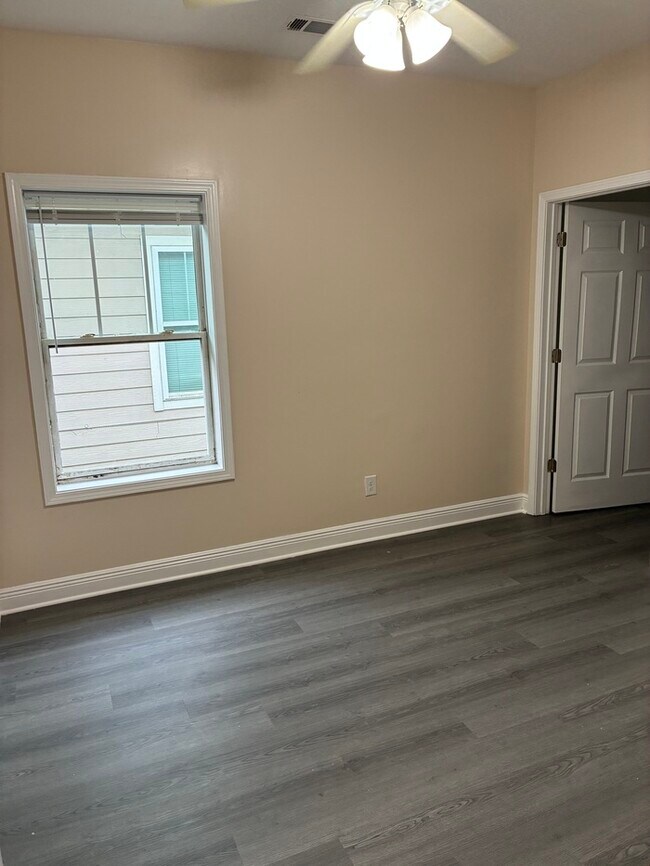 Building Photo - Newly Renovated 2/1 Duplex
