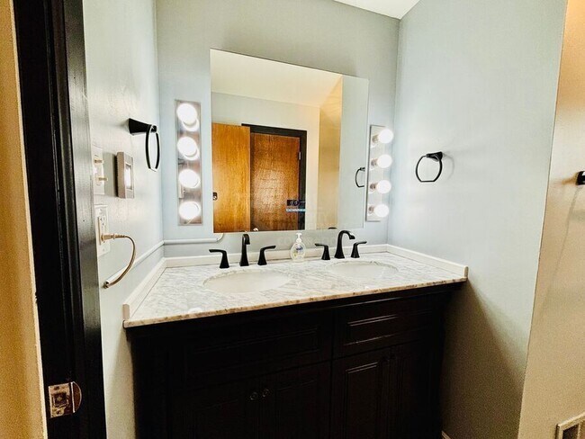 Building Photo - 5721 Everett St