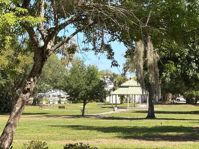 Building Photo - Newly Renovated 2 Bedroom Duplex in Maitland Available Now! Modern Finishes!