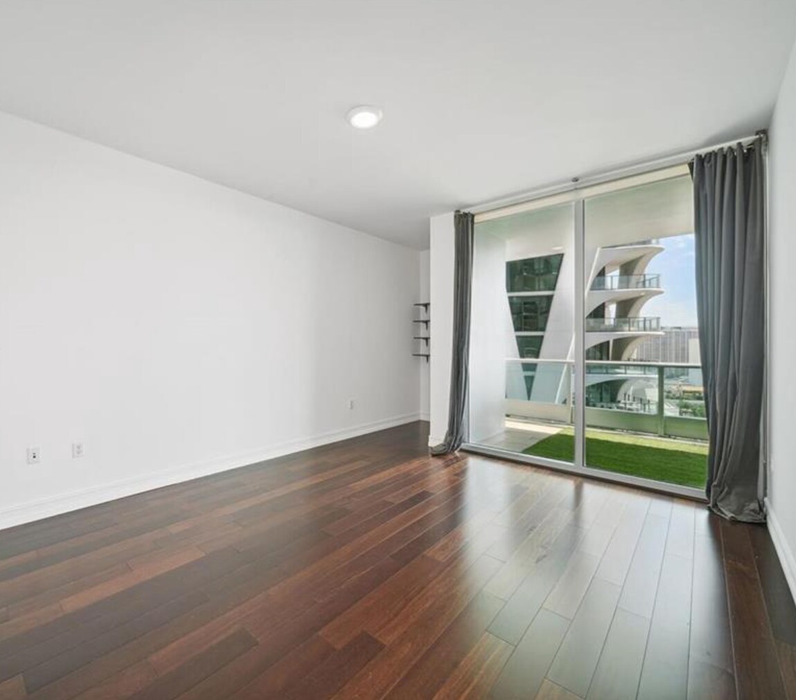 Building Photo - 900 Biscayne Blvd