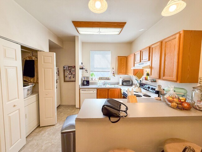 Building Photo - Victoria Station #141