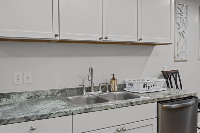 Building Photo - Charming Single-Family Home