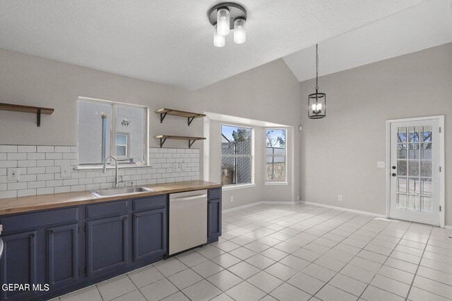 Building Photo - 12425 Red Sun Dr