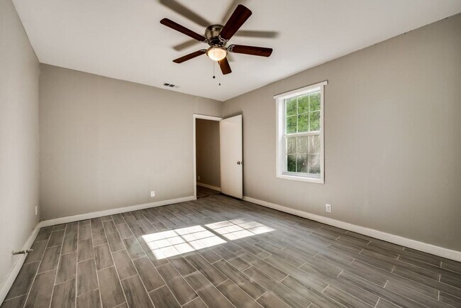 Building Photo - Freshly renovated!!! 3 Bed 1 Bath 1040 sqf...