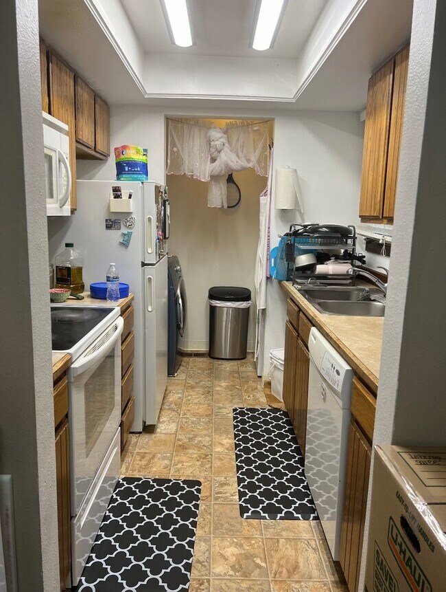 Building Photo - Top floor Condo in desirable area