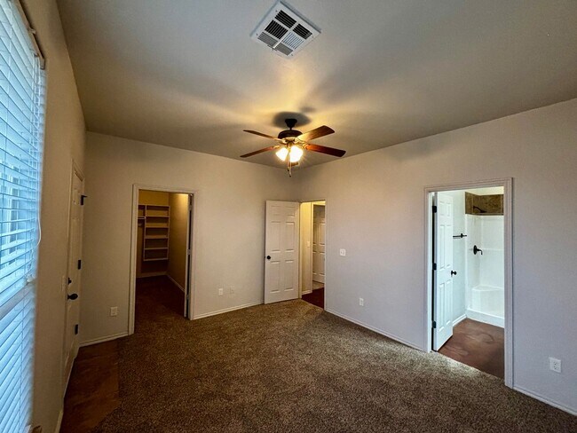 Building Photo - 3br 2ba duplex with 2 car garage!!