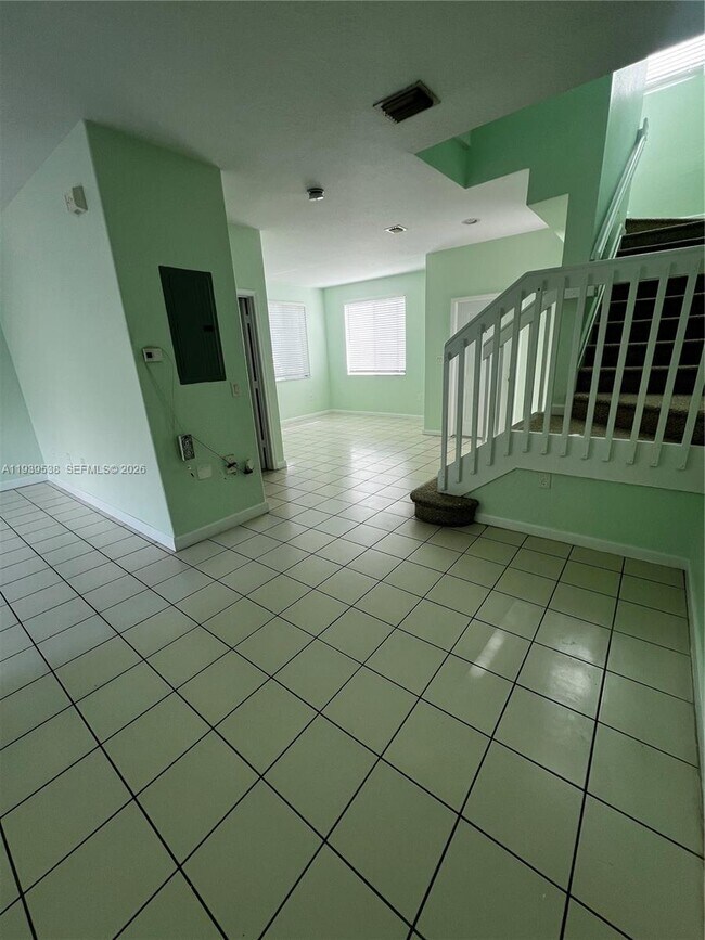 Building Photo - 1441 SE 24th Ct