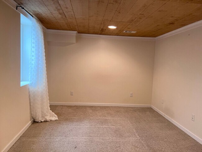 Building Photo - East Grand Rapids schools! 4 Bedroom Home