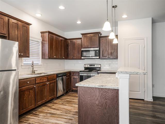 Building Photo - 4916 Villas Dr