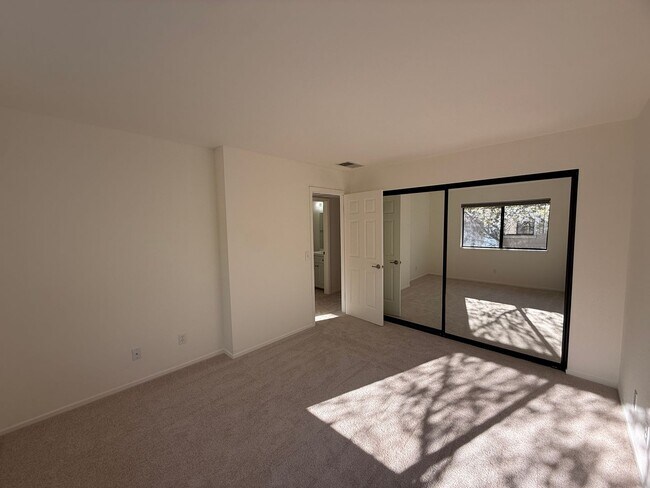 Building Photo - Recently updated top floor 1 bedroom + office with laundry, pool and garage