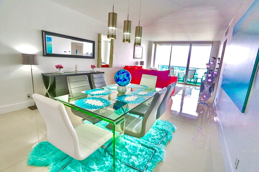 Dining area - 4001 S Ocean Dr