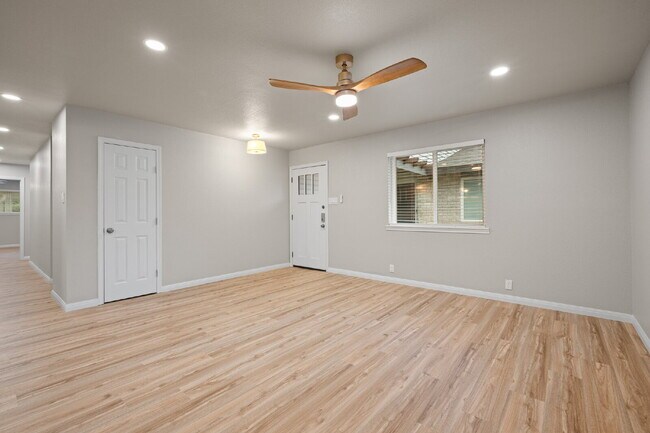 Building Photo - 2 Bed, 2 Bath Duplex