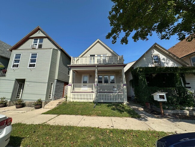 Building Photo - 824 E Wright St