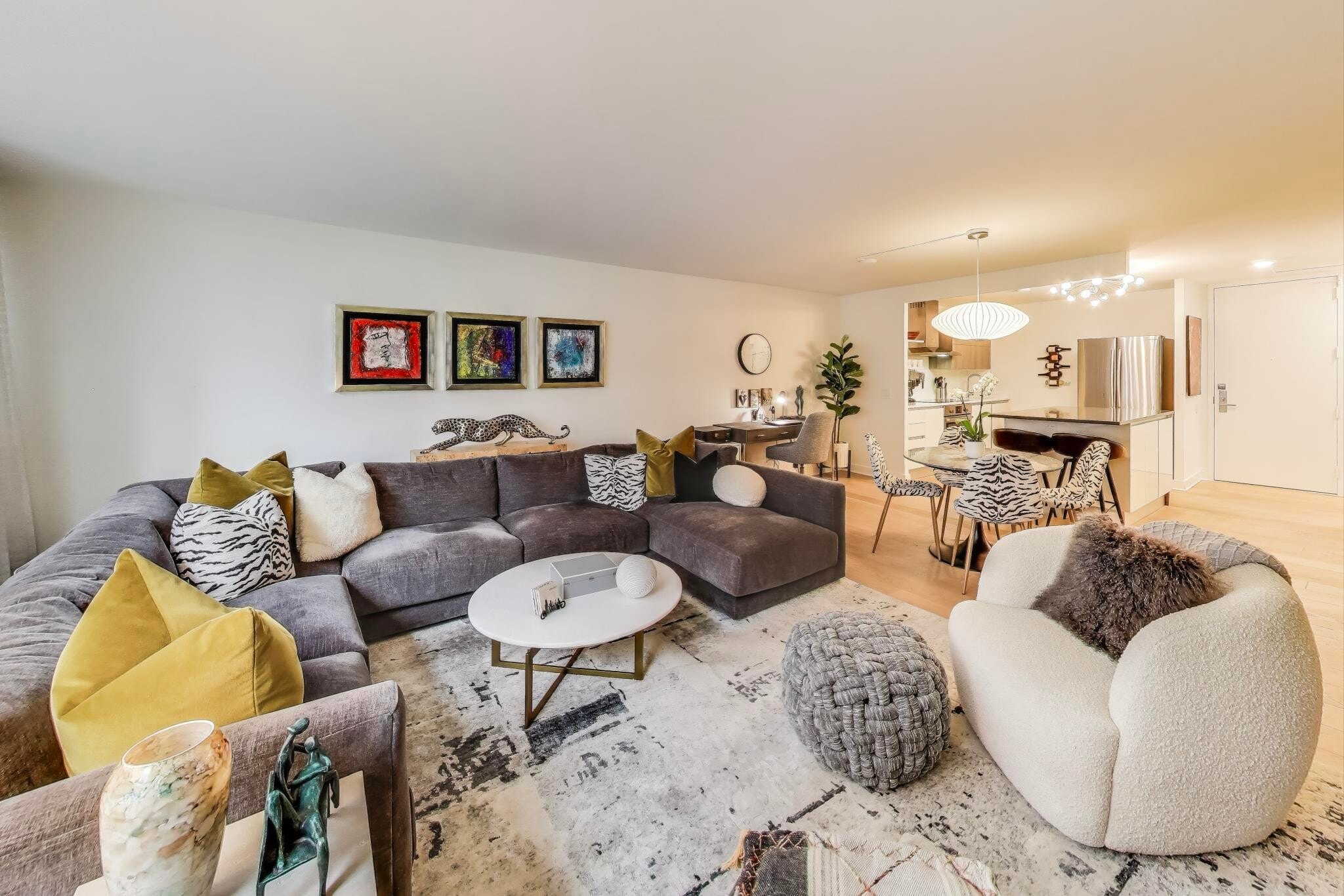 Building Photo - 110 E Delaware Pl