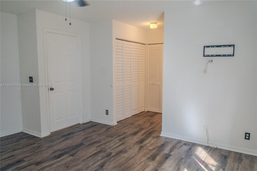 Building Photo - 336 S Ketch Dr