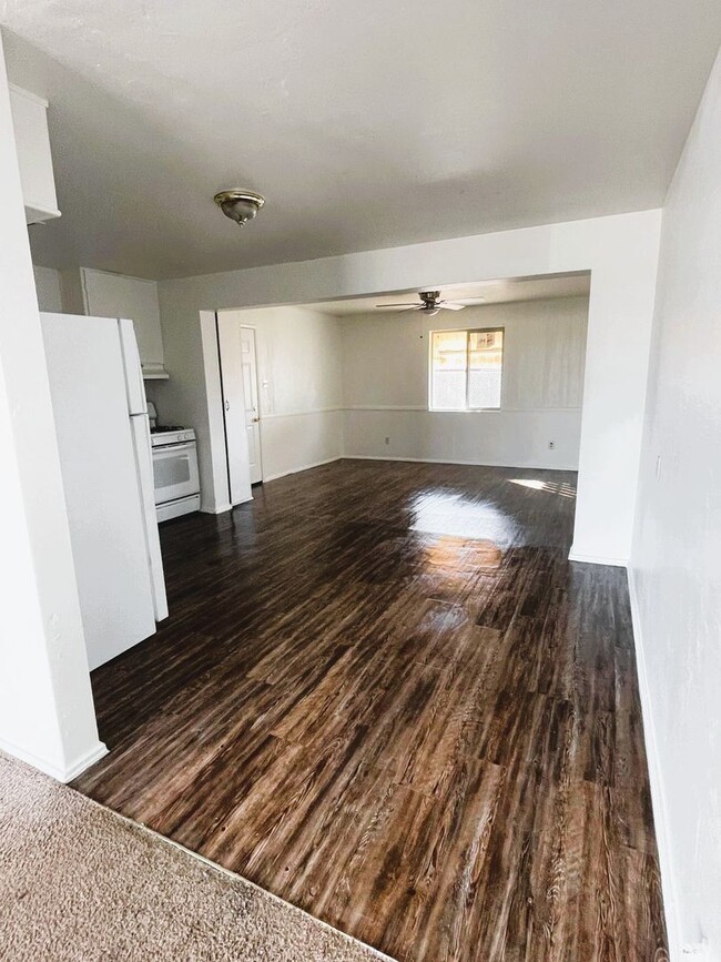 Building Photo - 3 bed 2 bath home with Garage