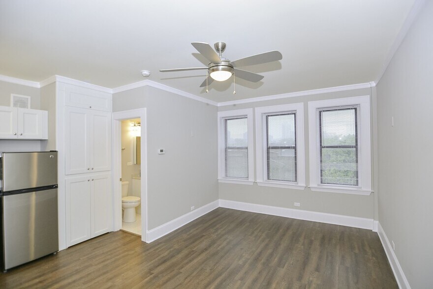 Building Photo - 817 W Lakeside Pl