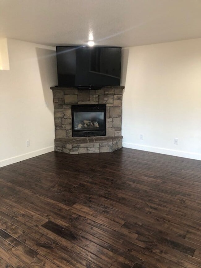Building Photo - Gorgeous 4 Bedroom Home in Sun Meadow