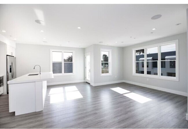 Building Photo - Stunning 2 Bd 1.5 Bath with Garage Parking...