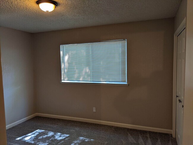 Building Photo - Nice 3 bedroom home, recently updated offe...