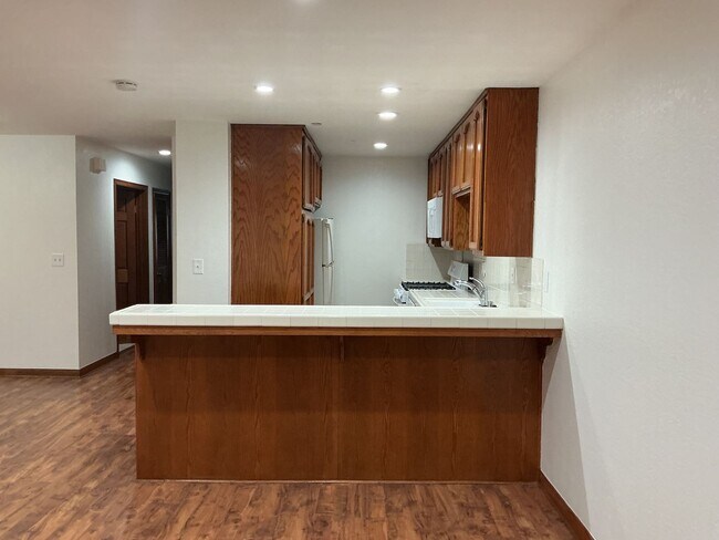 Building Photo - Los Caballeros #325