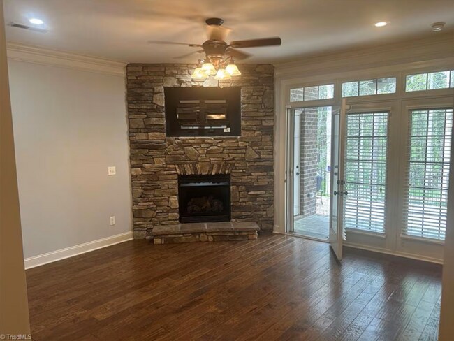 Building Photo - Spacious & Stylish 3 Bedroom, 2 1/2 Bathro...