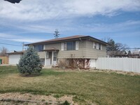 Building Photo - Spacious Multi-Level Home with Very Large ...