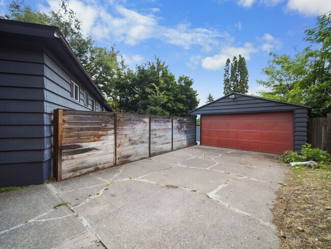 Building Photo - Spacious Unfurnished Home in Northwest Spokane