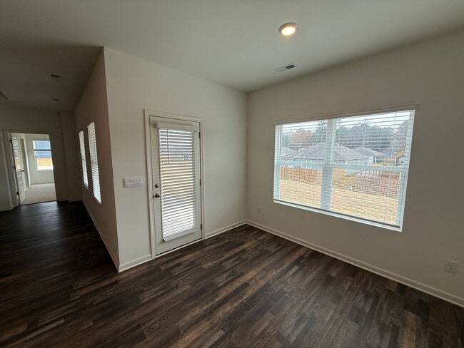 Building Photo - Springville Schools One Level 4 Bedroom / 3 Bathroom/ 3 Car Garage