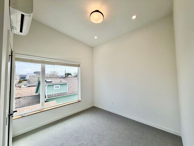 Building Photo - Modern 3-Level Townhome (2020) with Private Garage, Roof Deck & A/C