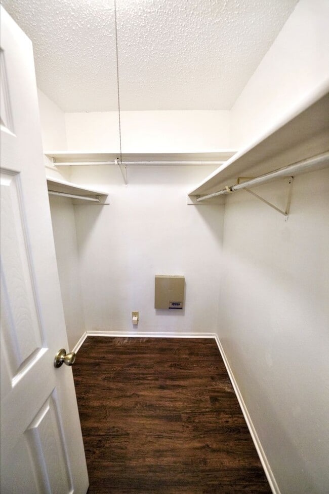 Building Photo - Cozy 3-Bed, 2-Bath with Fireplace in Prime...