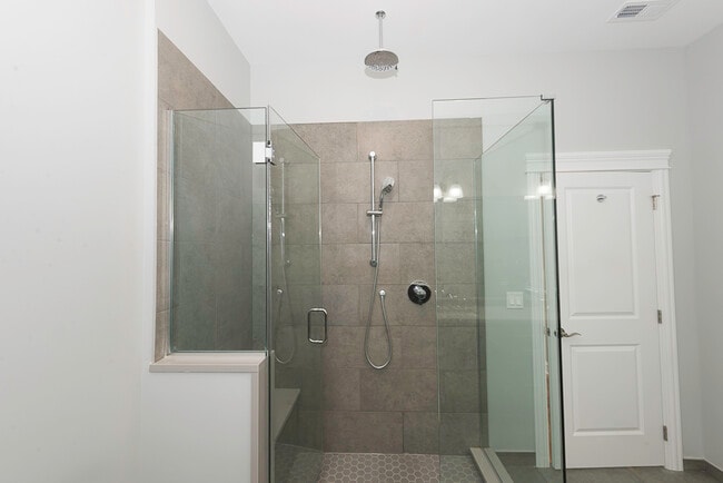 Building Photo - 520 N Western Ave