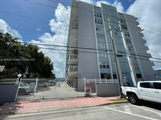 Building Photo - 2016 Bay Dr