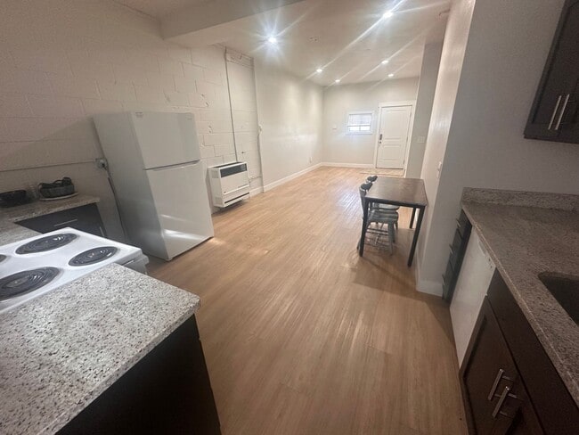 Building Photo - ALL utilities included in this 2 Bedroom 1...
