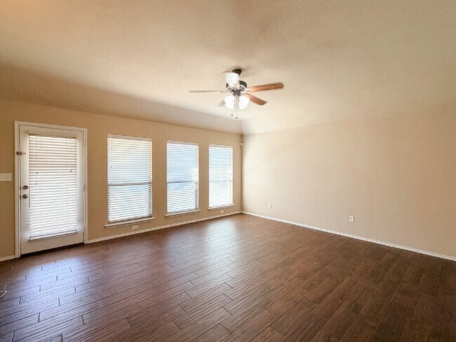 Building Photo - 3 bed, 2 Bath Home in North Fort Worth