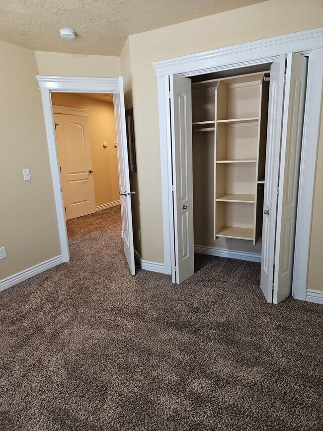 Building Photo - 3/2.5 in Boise-2 Car Garage, Fireplace, Vaulted Ceilings, Landscaping Included.
