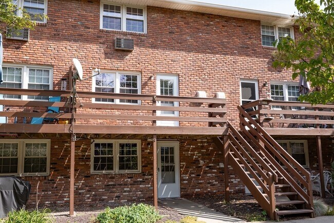 Building Photo - 418 Meadow St