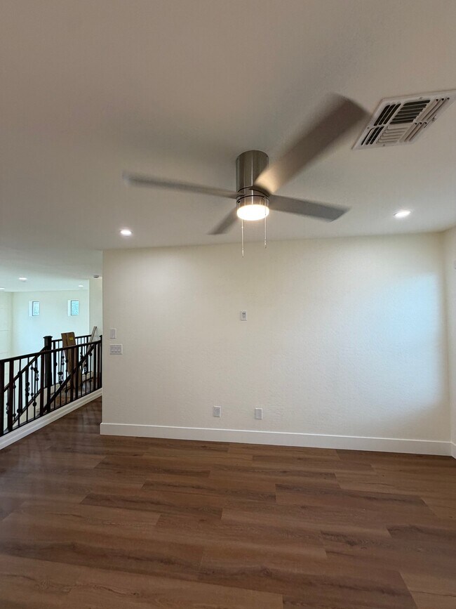 Building Photo - 2741 E Quiet Hollow Ln