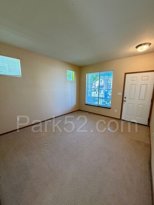 Building Photo - 4 Bedroom 2 Bathroom Single Family Puyallup Home