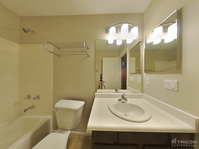 Building Photo - 43780 Elm Dr
