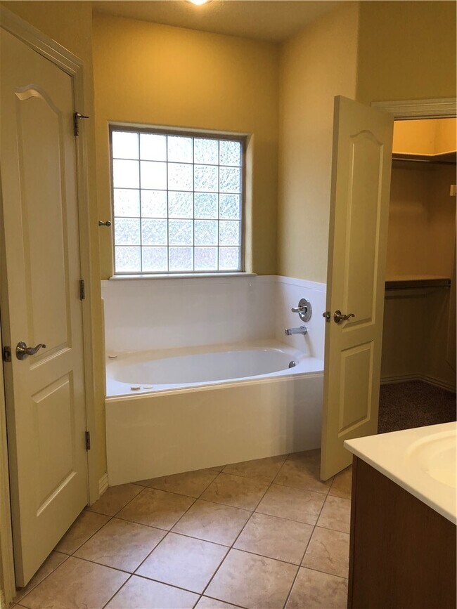 Building Photo - 574 Westford St