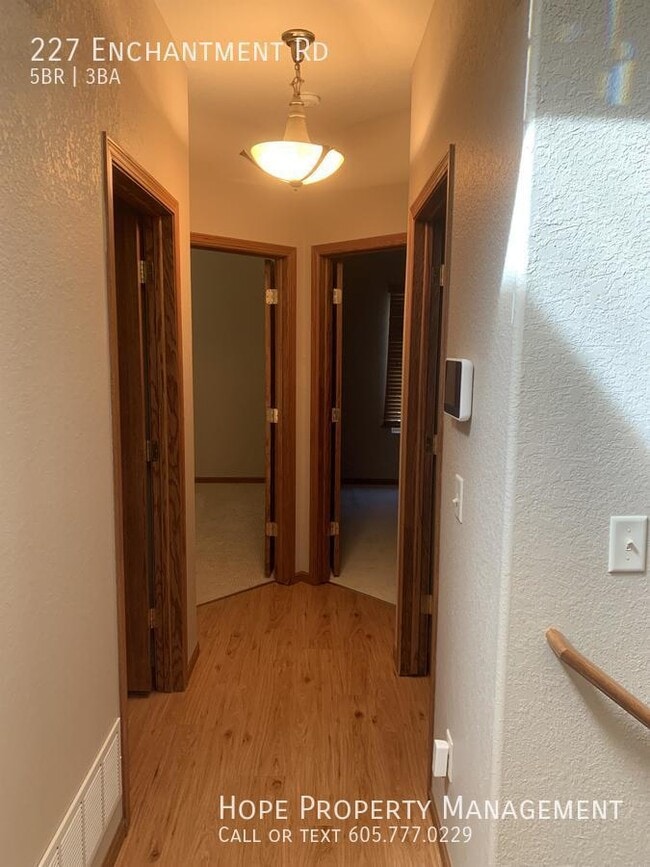 Building Photo - 227 Enchantment Rd