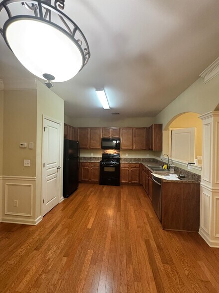 Building Photo - 6215 Elmshorn Way
