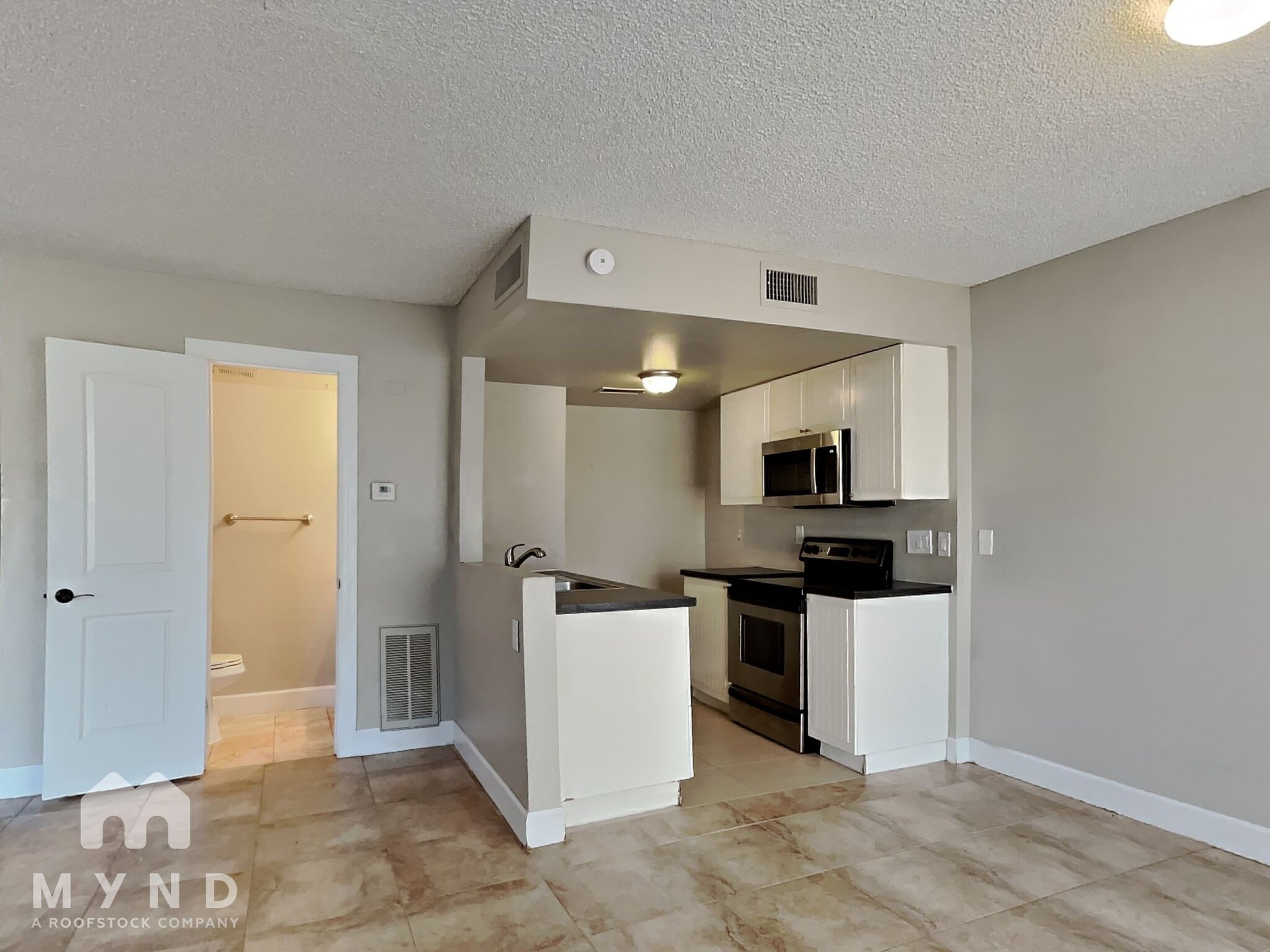 Building Photo - 2132 W Glenrosa Ave