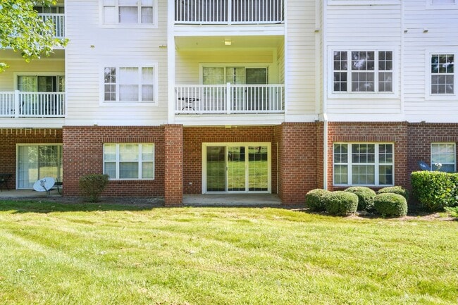 Building Photo - Move-in Ready: 2 Bedroom Condo!