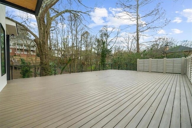Building Photo - 942 Peachtree Battle Cir NW