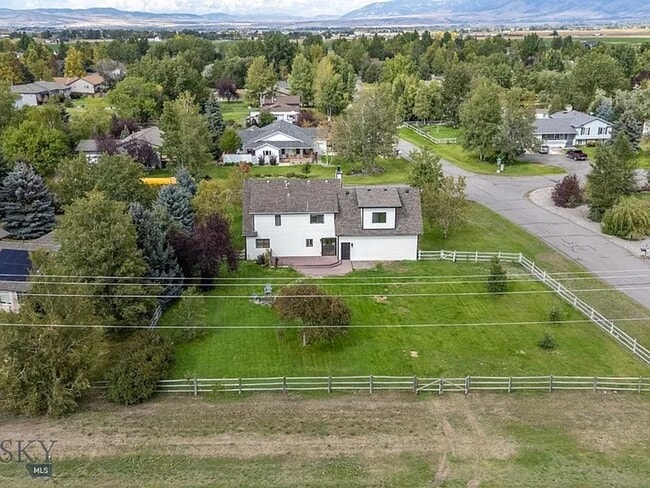 Building Photo - Cute House, Large Yard