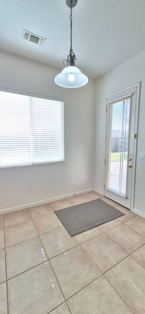 Building Photo - 1085 Crystal Springs Dr