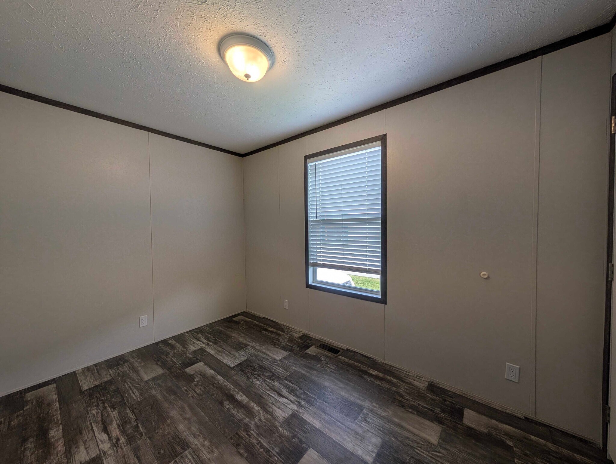 Building Photo - 38055 Leverette Ave